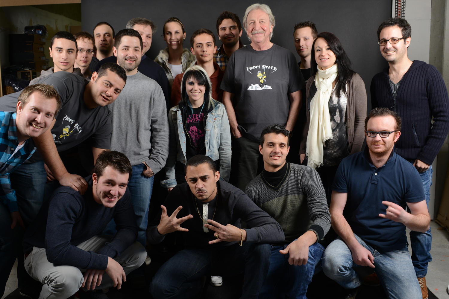 Toute l'équipe de QoQ pour le shooting d'Henri Dès pour le t-shirt "Henri Death"
